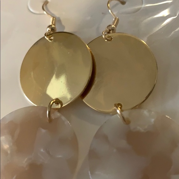 Beautiful earrings! - Picture 4 of 5